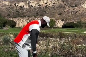 退役你和库里一起打职业得了？詹姆斯换了一身行头 继续高尔夫